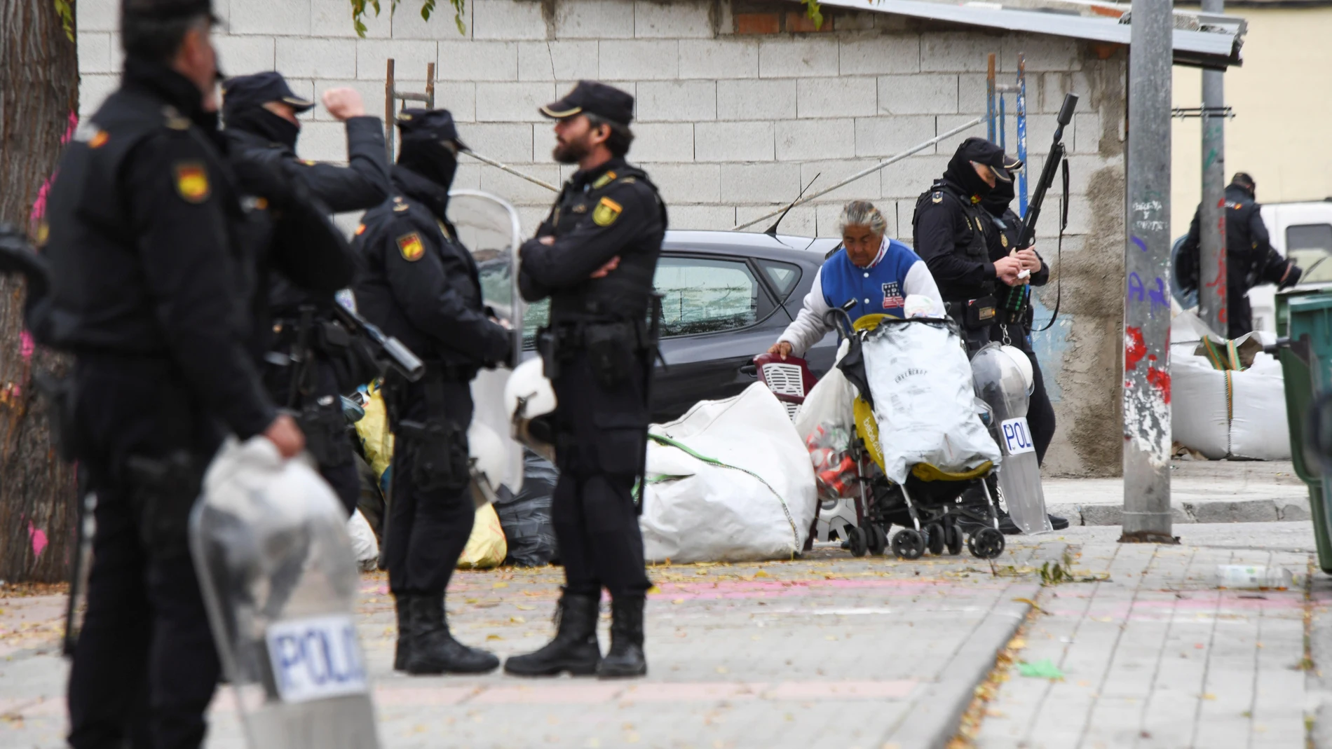 Efectivos de la Policía Nacional durante la operación 'Cake' contra el tráfico de marihuana