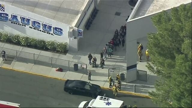 La gente sale de la escuela secundaria Saugus de Santa Clarita (California) después del tiroteo
