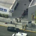 La gente sale de la escuela secundaria Saugus de Santa Clarita (California) después del tiroteo