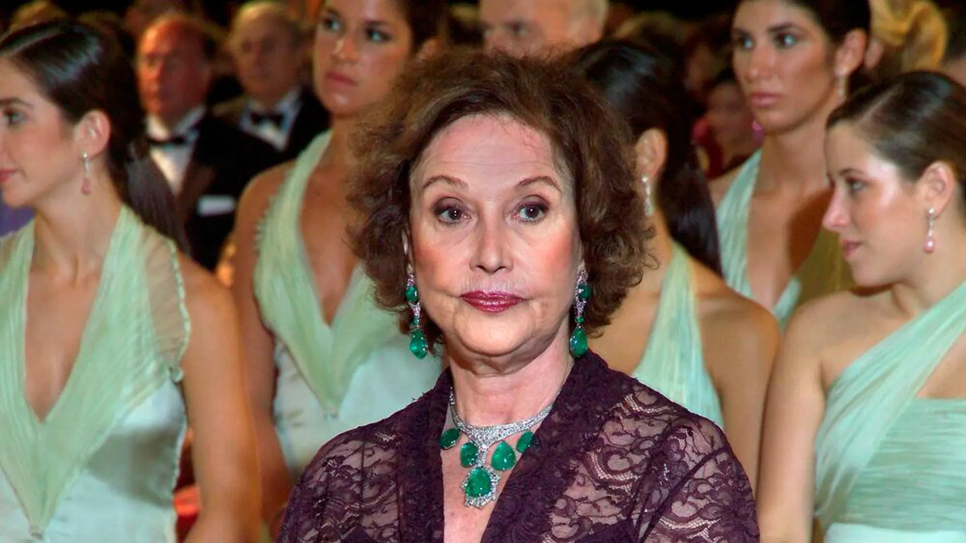 Carmen Franco con el collar de esmeraldas y el juego de pendientes