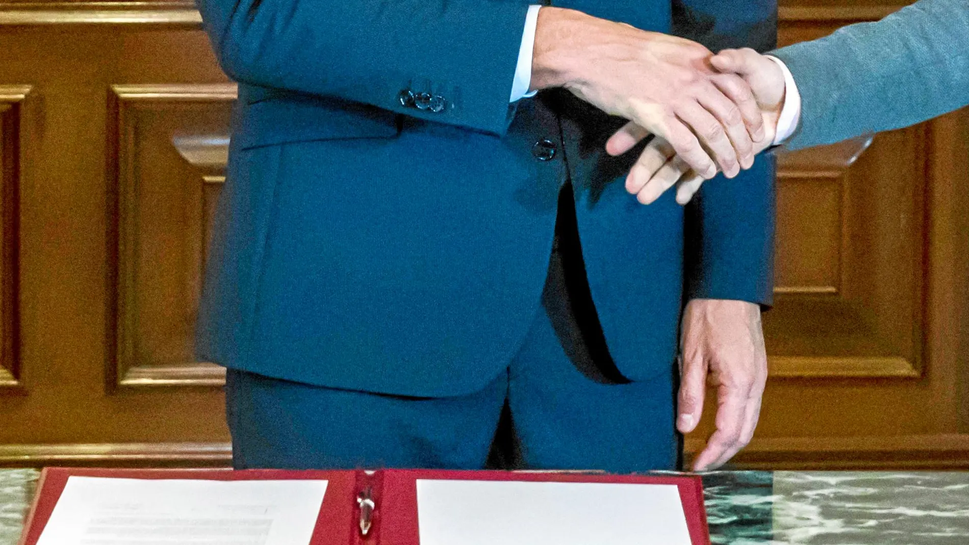 Pedro Sánchez y Pablo Iglesias firmaron ayer un preacuerdo para forjar un gobierno de coalición que el Congreso deberá validar. Foto: Alberto R. Roldán