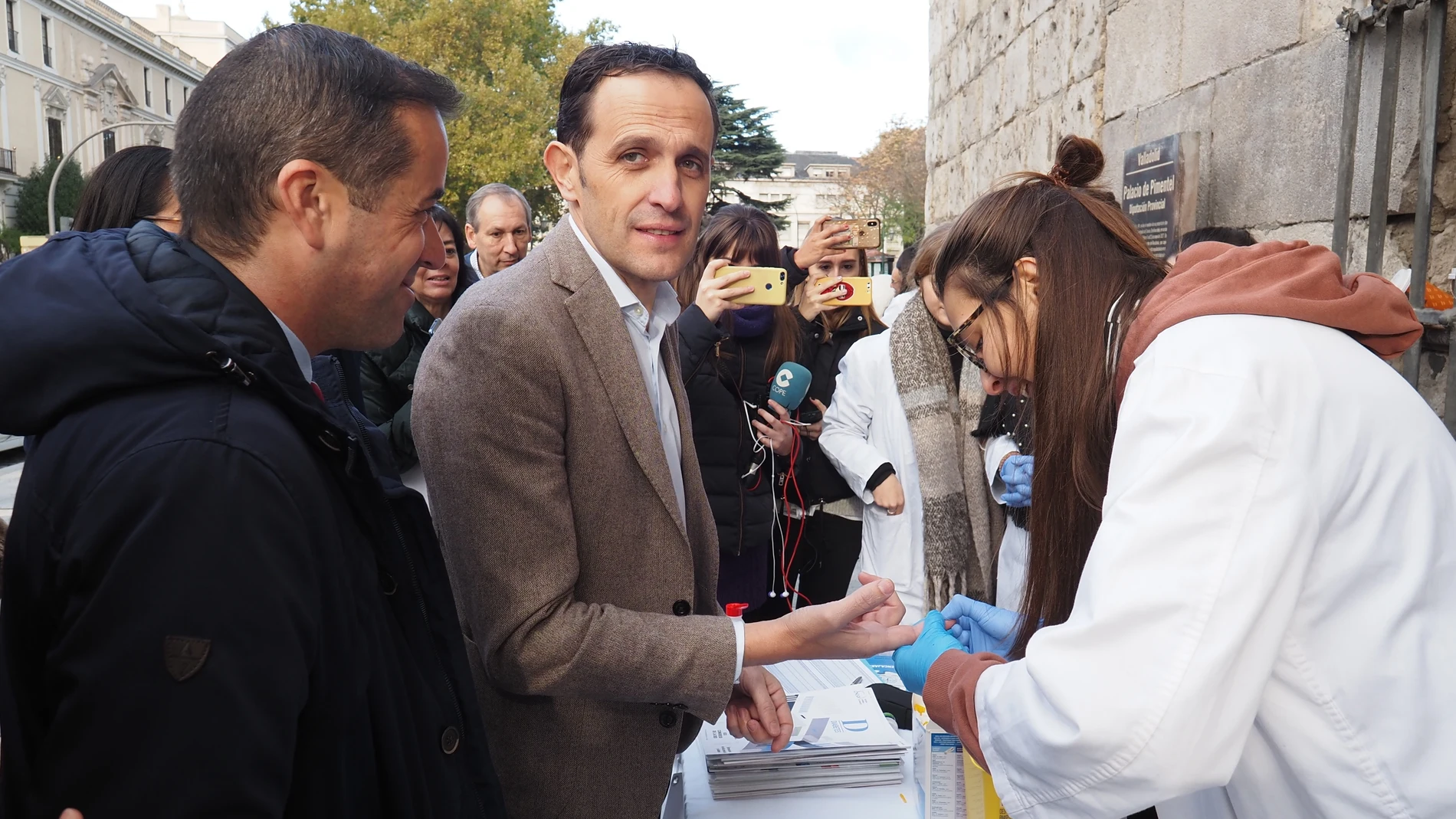El presidente de la Diputación de Valladolid, Conrado Íscar, se realiza un análisis de glucemia en una de las mesas instaladas para sensibilizar a la población sobre esta enfermedad y realizar controles de glucemia