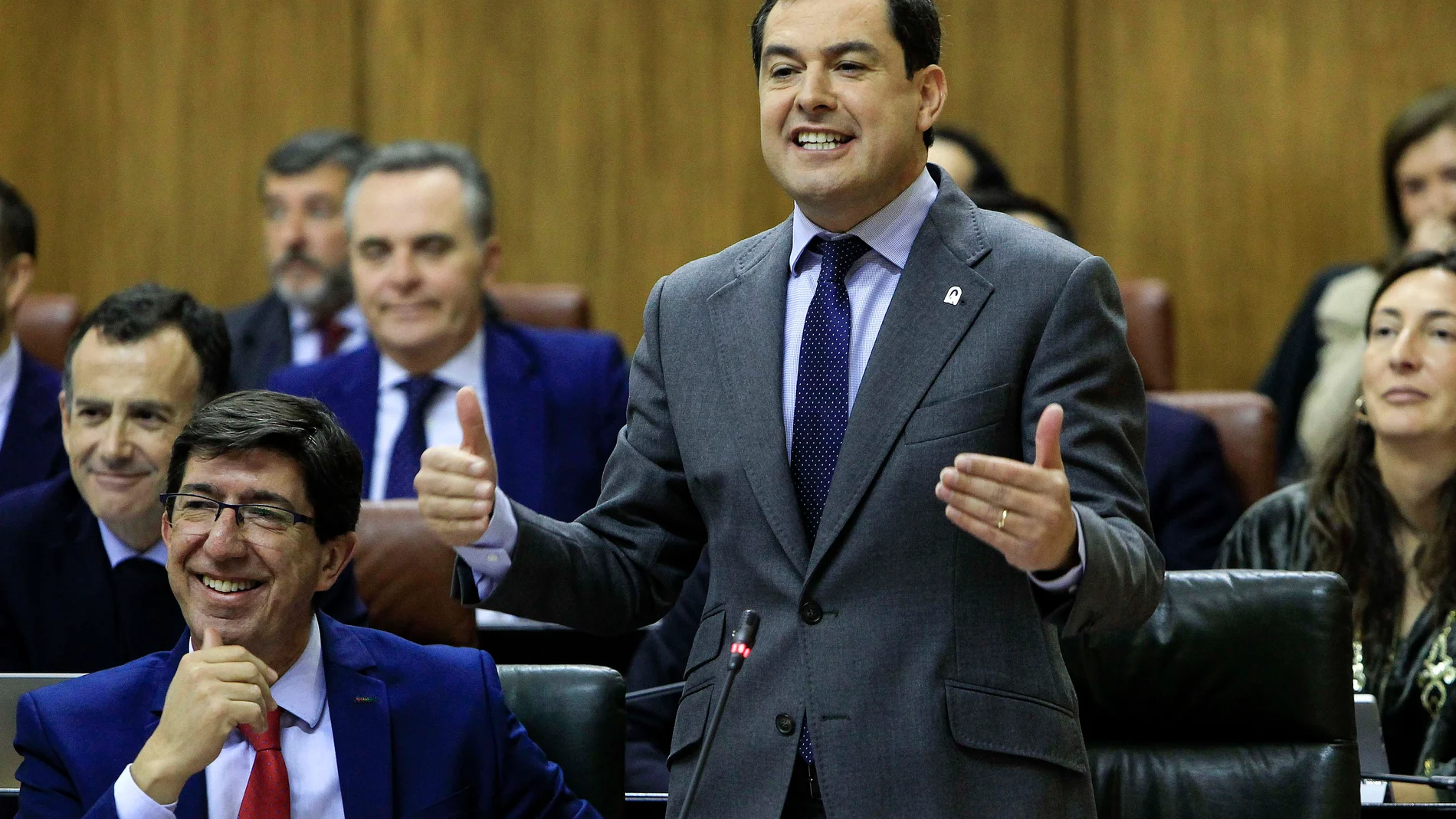 El presidente de la Junta, Juanma Moreno, ayer en el Parlamento andaluz