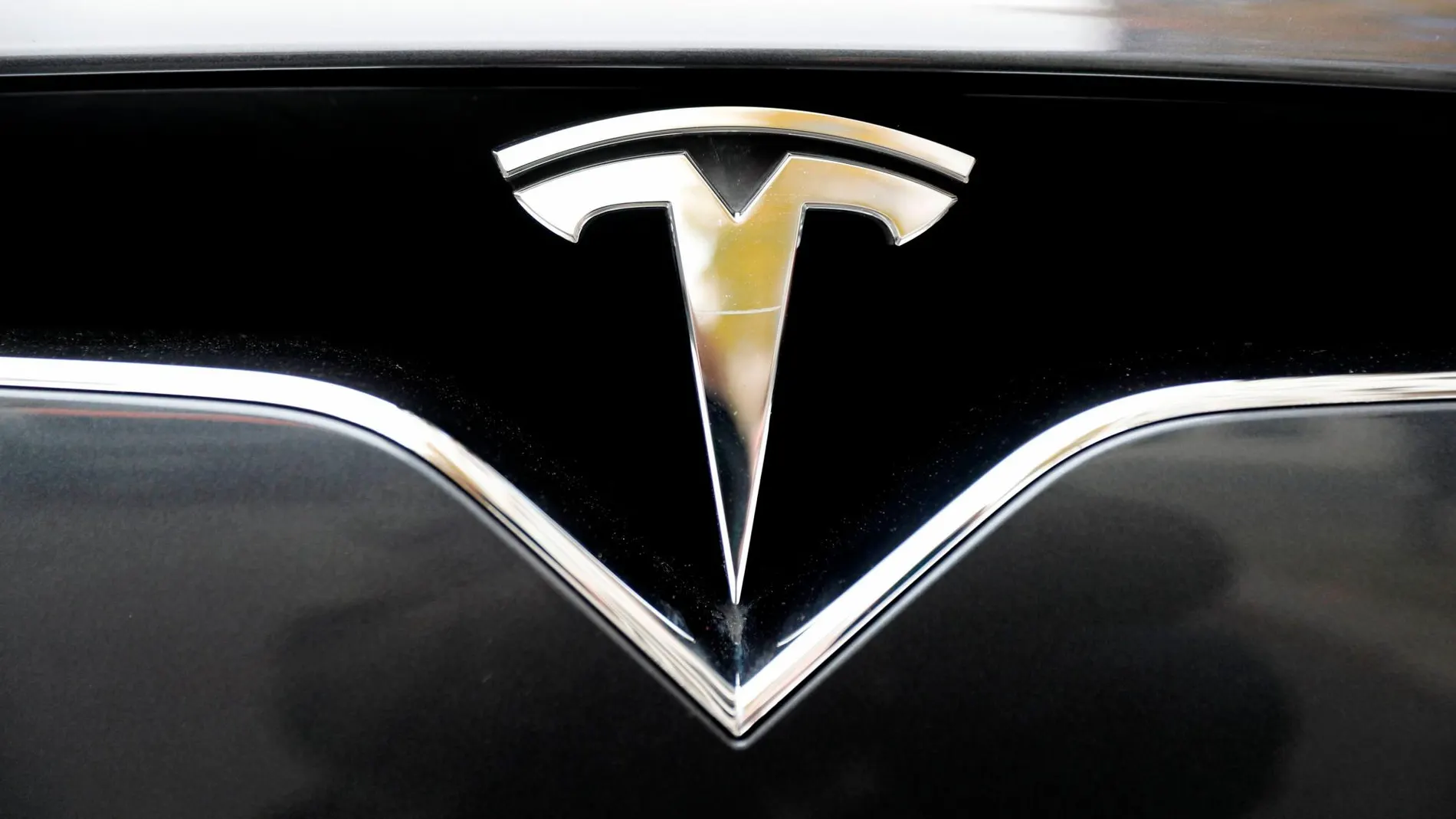 Logo de Tesla en un automóvil/REUTERS