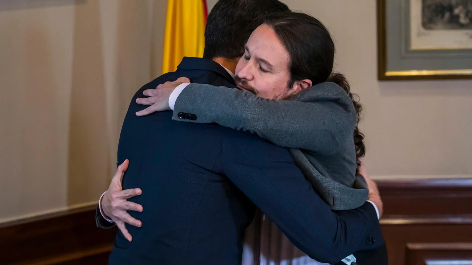 Pedro Sánchez y Pablo Iglesias se abrazan / Foto: Alberto R. Roldán