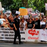 Cientos de personas afectados por la empresa de odontología iDental, durante una concentración en frente al Ministerio de Sanidad