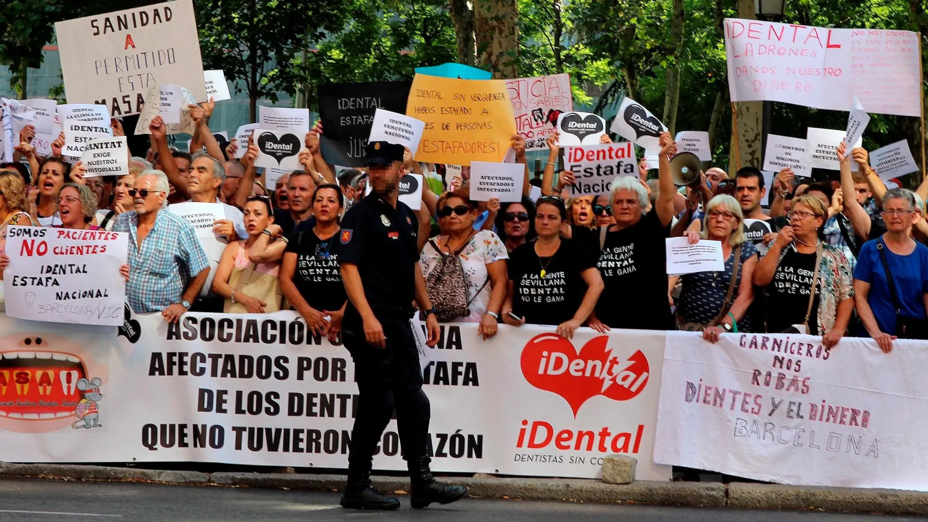 Cientos de personas afectados por la empresa de odontología iDental, durante una concentración en frente al Ministerio de Sanidad