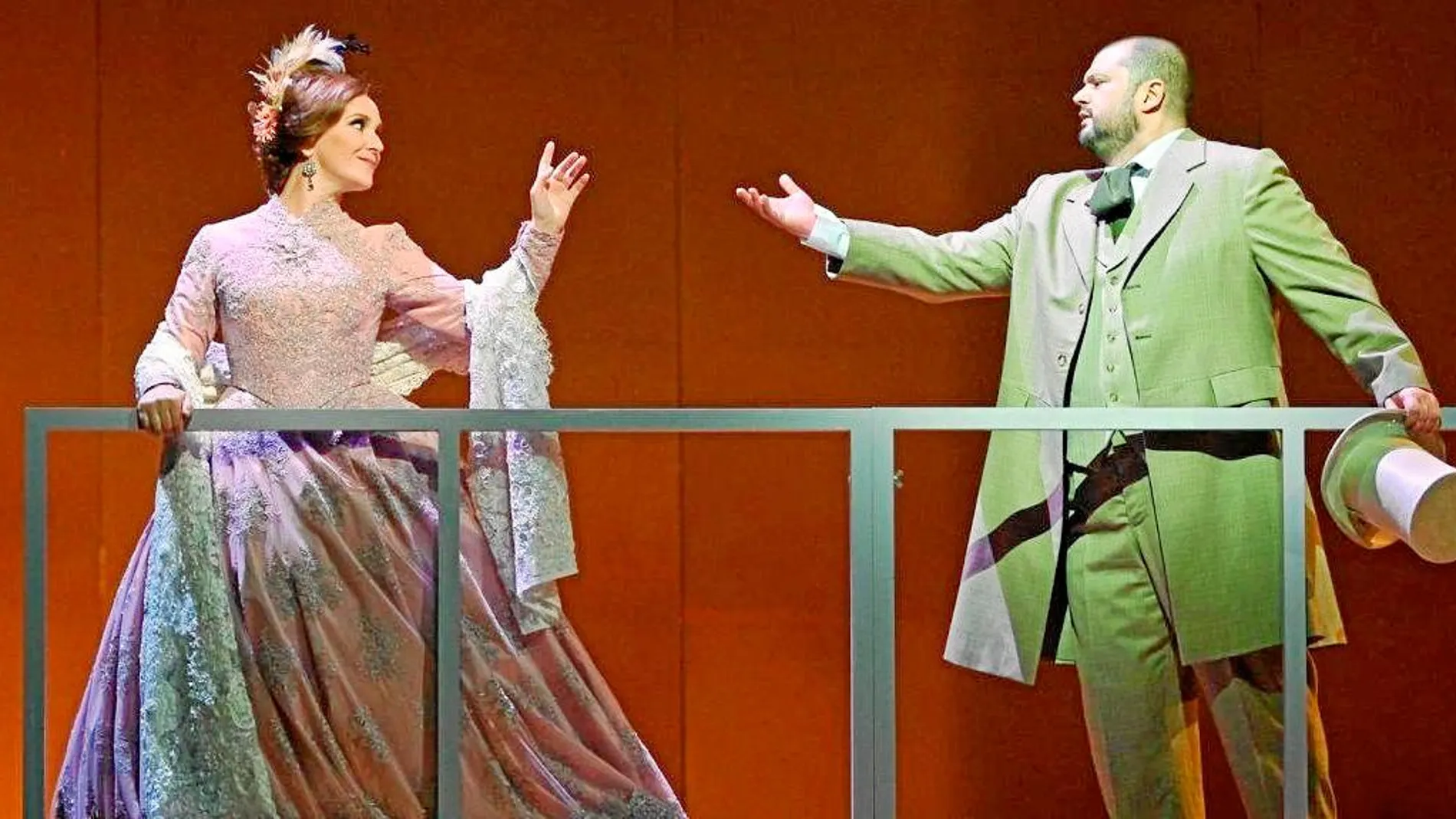 María José Moreno y Celso Albelo interpretan a la pareja formada por Francisquita y Fernando en la adaptación de Lluís Pasqual