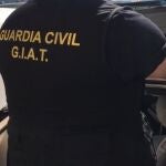 Un Guardia Civil comprueba el ordenador de un vehículo que ha sido robado