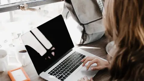 Durante la pasada crisis cientos de miles de mujeres se quedaron sin empleo. También hombres pero el sector femenino fue el que más acusó la fuerte recesión y con ella la subida del paro. Muchas decidieron entonces y, coincidiendo con el auge de las facilidades que internet empezó a ofrecer, montar sus propios negocios online.