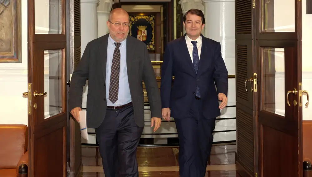 Igea (I) y Fernández Mañueco (D) a su llegada a la rueda de prensa de balance de 100 dias.JCYL15/11/2019