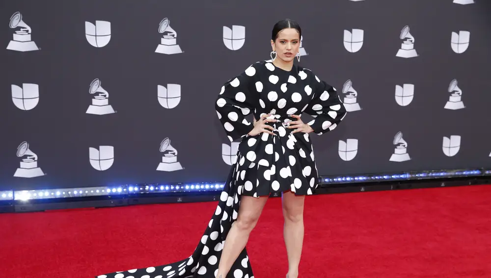 Rosalia en la alfombra roja de los Grammy