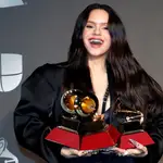 Rosalía posa con los tres premios en los Latin Grammy