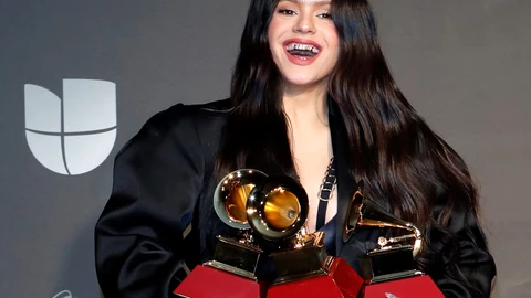 Rosalía posa con los tres premios en los Latin Grammy