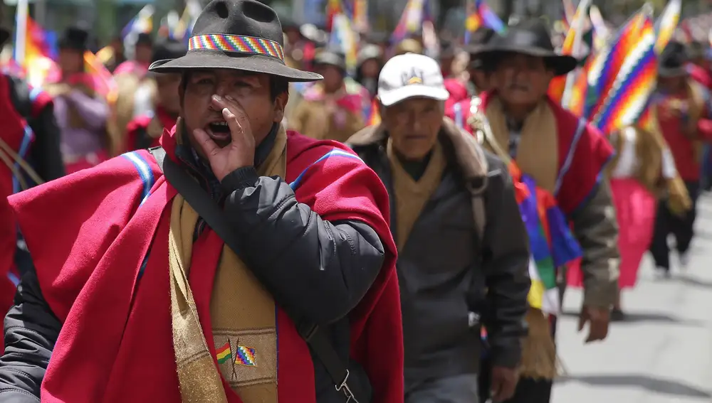 AME5341. LA PAZ (BOLIVIA), 15/11/2019.- Grupo conocido como los &quot;ponchos rojos&quot; marchan este viernes contra el gobierno provisional en La Paz, (Bolivia). EFE/Rodrigo Sura