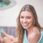 La gente feliz ha aprendido a quererse, a valorarse, y a ser objetiva, la gente feliz ha aprendido a ser amable con ella misma, y ha aprendido a aceptarse y a reírse de cómo son.