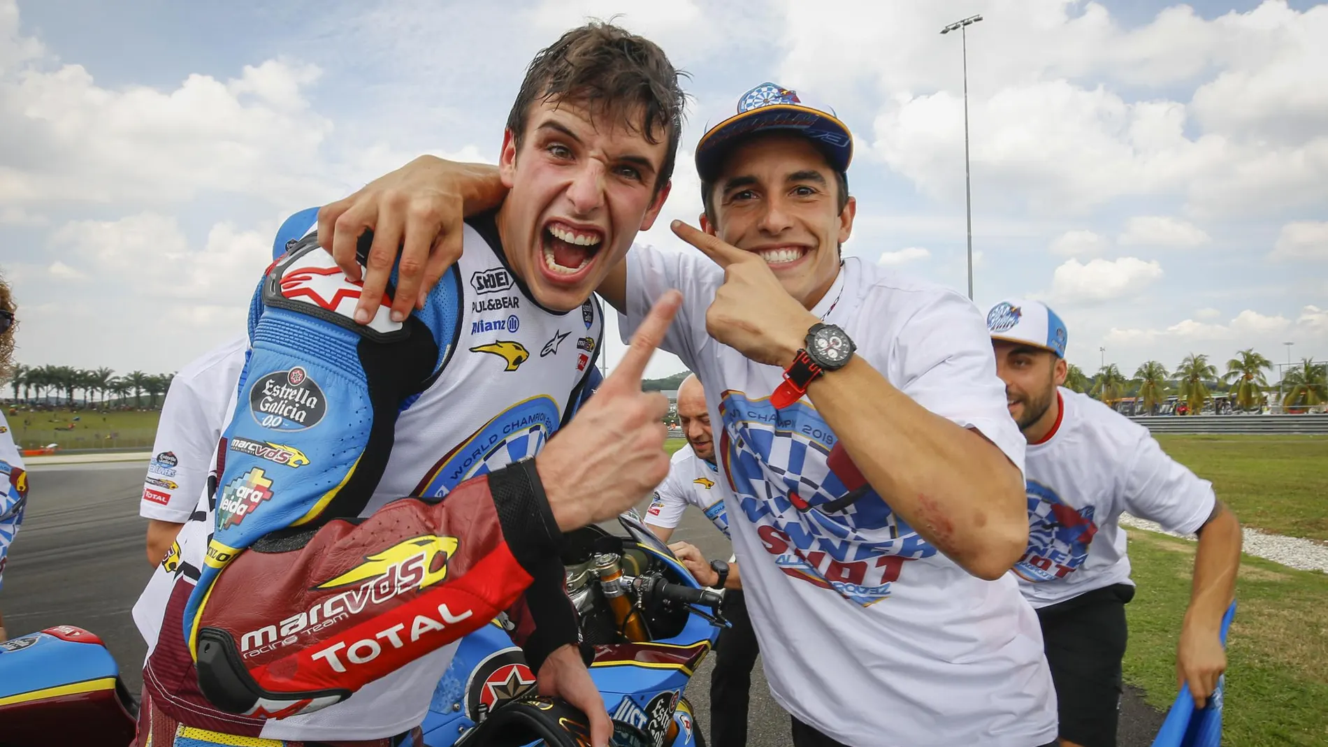 Álex y Marc Márquez, celebrando el título de Moto2