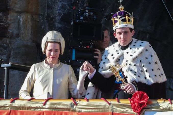 Josh O’Connor como Charles mientras es nombrado por su madre, interpretada por Olivia Colman, como el Príncipe de Gales