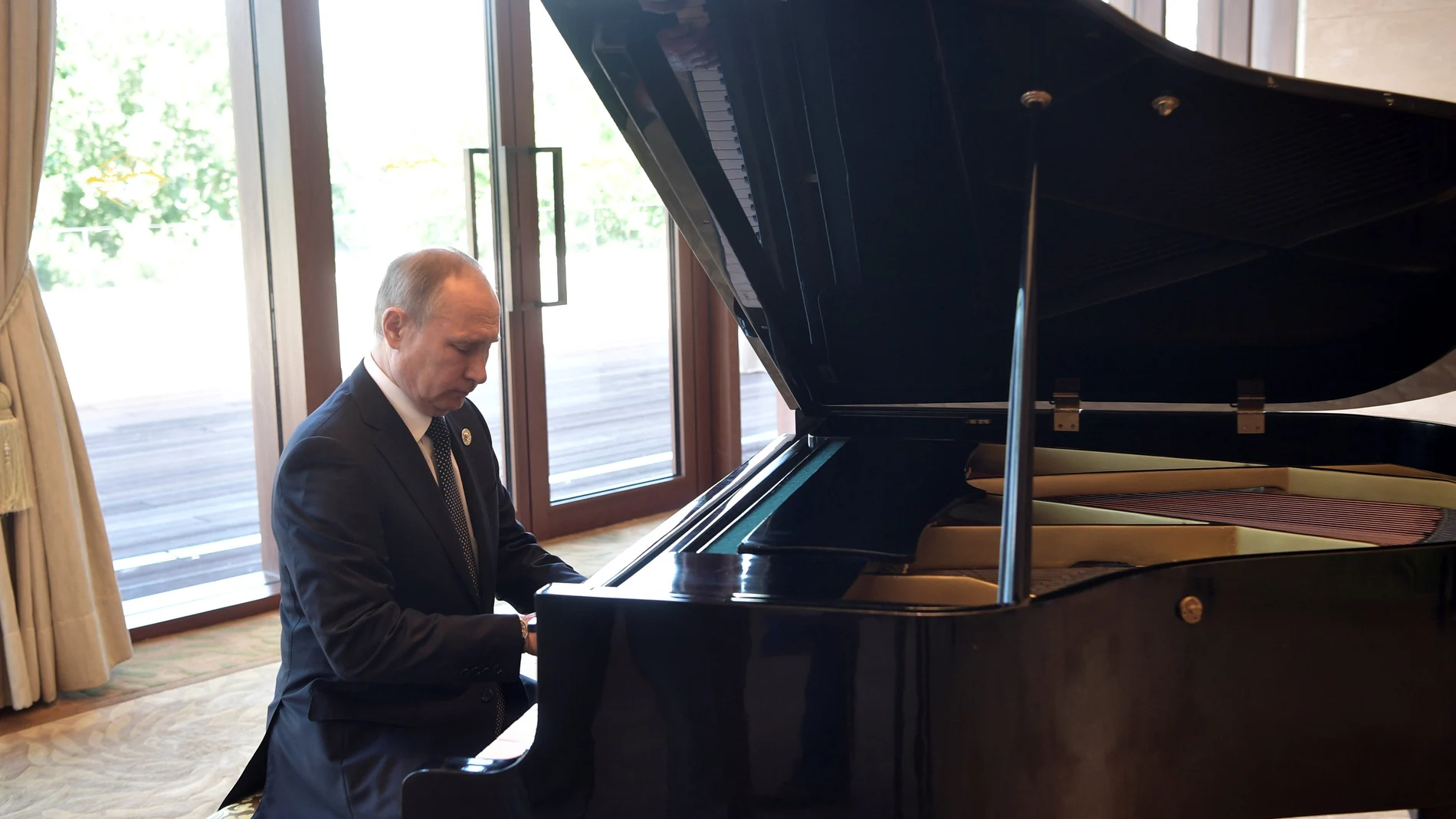 Putin, sentado al piano, puede ser una de las presencias estrellas en el festival que celebra el centenario de Salzburgo