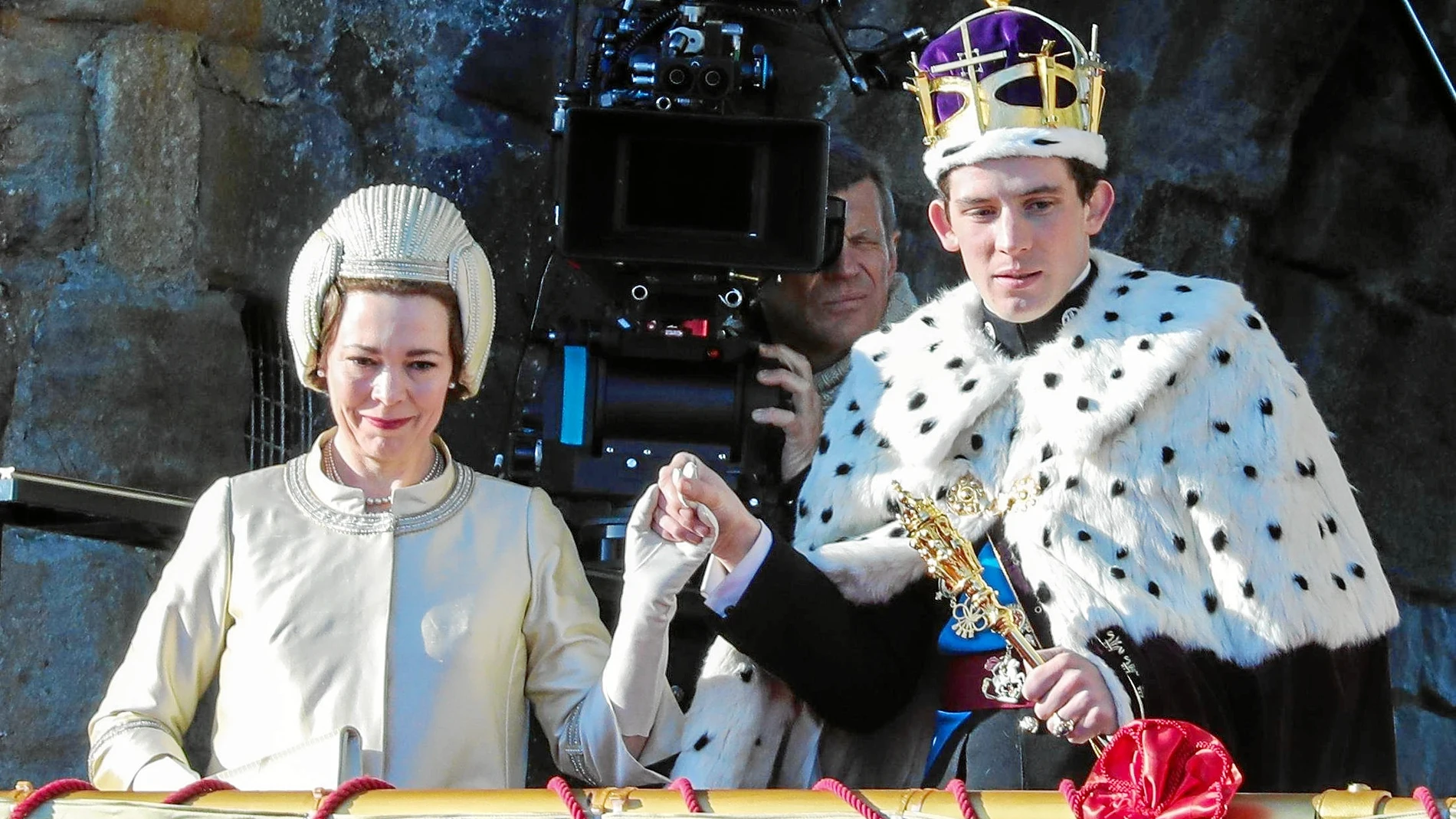 Josh O’Connor como Charles mientras es nombrado por su madre, interpretada por Olivia Colman, como el Príncipe de Gales / Netflix