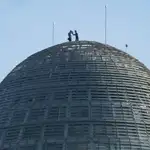  Dos personas escalan la Torre Glòries para hacerse un selfi