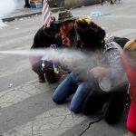 Manifestantes rociados con gas pimienta por las fuerzas de seguridad