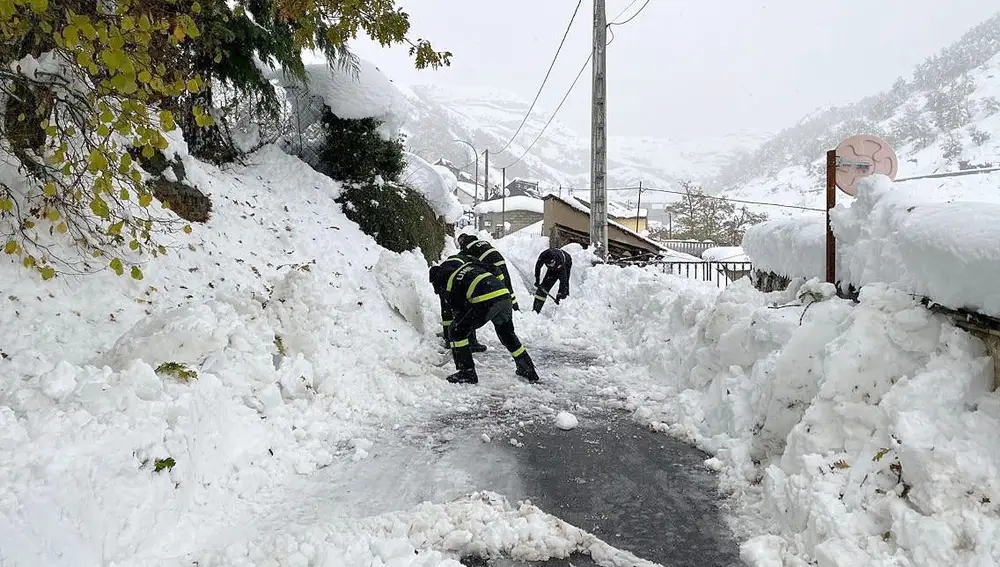 Más de un centenar de militares de la UME auxilian a las poblaciones afectadas por la nieve de Laciana (León)