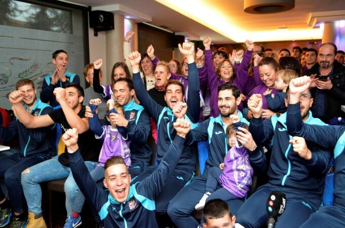 Los jugadores del CD Becerril y sus familias celebran tras conocer que la Real Sociedad será su rival en la primera eliminatoria de la Copa del Rey, este domingo en un bar de la localidad de Becerril de Campos en Palencia