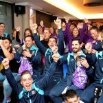 Los jugadores del CD Becerril y sus familias celebran tras conocer que la Real Sociedad será su rival en la primera eliminatoria de la Copa del Rey, este domingo en un bar de la localidad de Becerril de Campos en Palencia