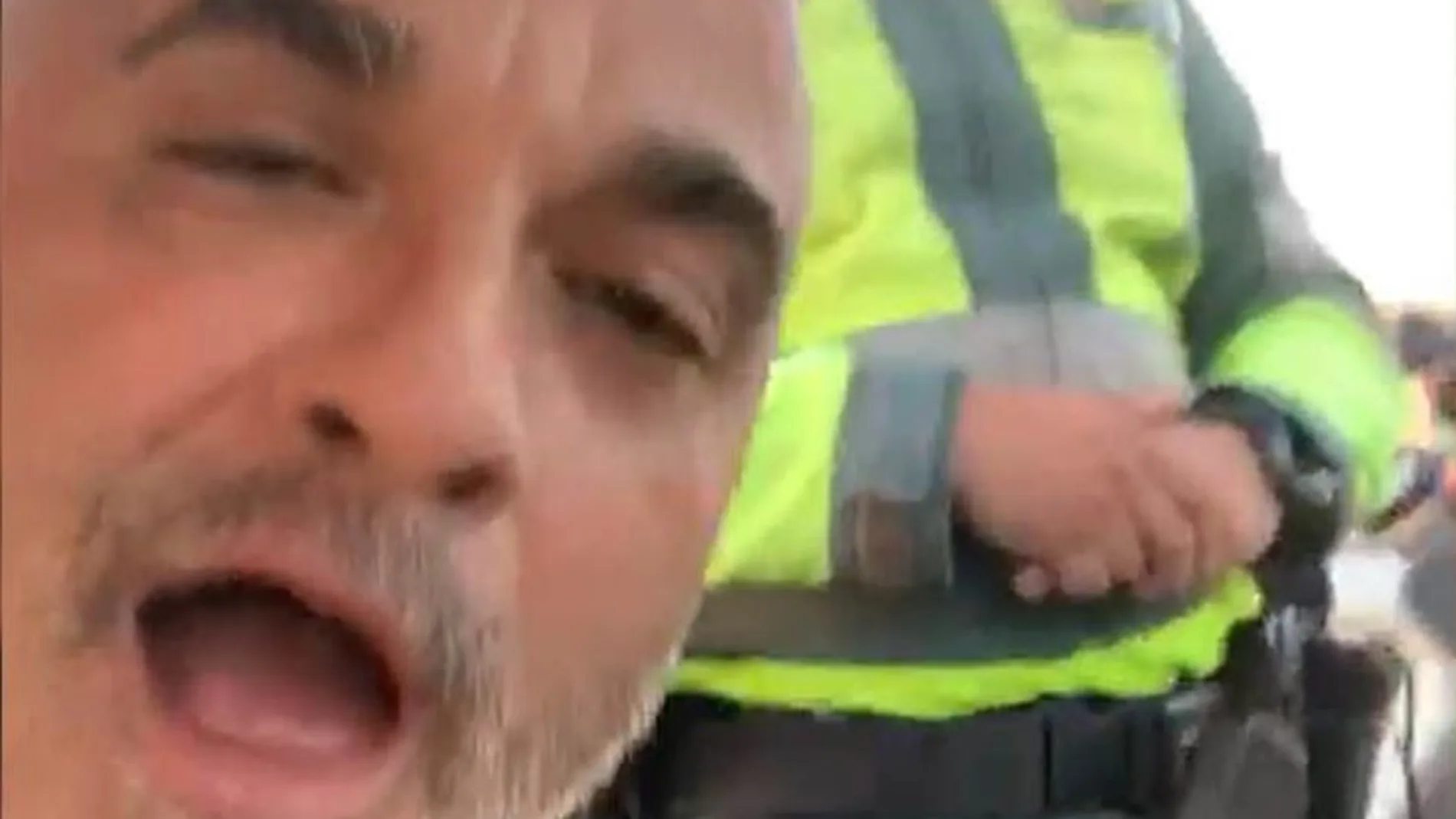 Imagen del vídeo en el que el conductor se graba insultando a un agente de tráfico que le pone una multa.