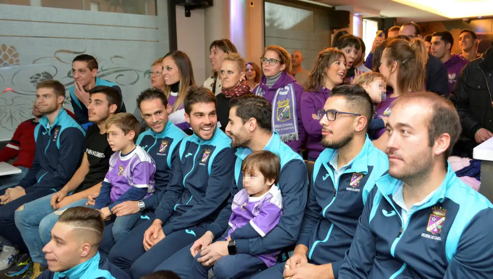 GRAF461. BECERRIL DE CAMPOS (PALENCIA), 17/11/2019.- Los jugadores del CD Becerril y sus familias y vecinos durante el sorteo en el que conocieron que la Real Sociedad será su rival en la primera eliminatoria de la Copa del Rey, este domingo en un bar de la localidad de Becerril de Campos en Palencia. EFE/ A. Álvarez