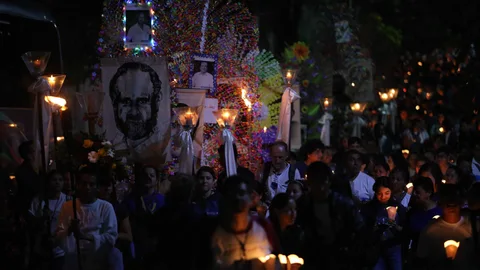 Miles de salvadoreños conmemoraron el pasado año en San Salvador el 30 aniversario del asesinato de los seis jesuitas en la UCLA