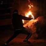 GRAF308. MEDINACELI (SORIA), 17/11/2019.- El Toro Jubilo de Medinaceli, el único toro de fuego que se celebra en Castilla y León, ha encendido un año más la noche en la plaza Mayor de esta localidad soriana, en la celebración de uno de los rituales más ancestrales de la Península y para el que los animalistas reclaman su abolición. El festejo, declarado por la Junta de Castilla y León en 2002 como espectáculo taurino tradicional, por existir constancia documental de su celebración desde el siglo XVI, ha sido seguido en una gélida noche por 3.000 personas, que han tenido que superar los controles de acceso que desde 2014 están en marcha para evitar el boicot de colectivos animalistas. EFE/Wifredo García