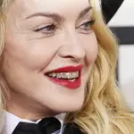  Madonna enseña a sus fans como se bebe su orina como rutina de belleza