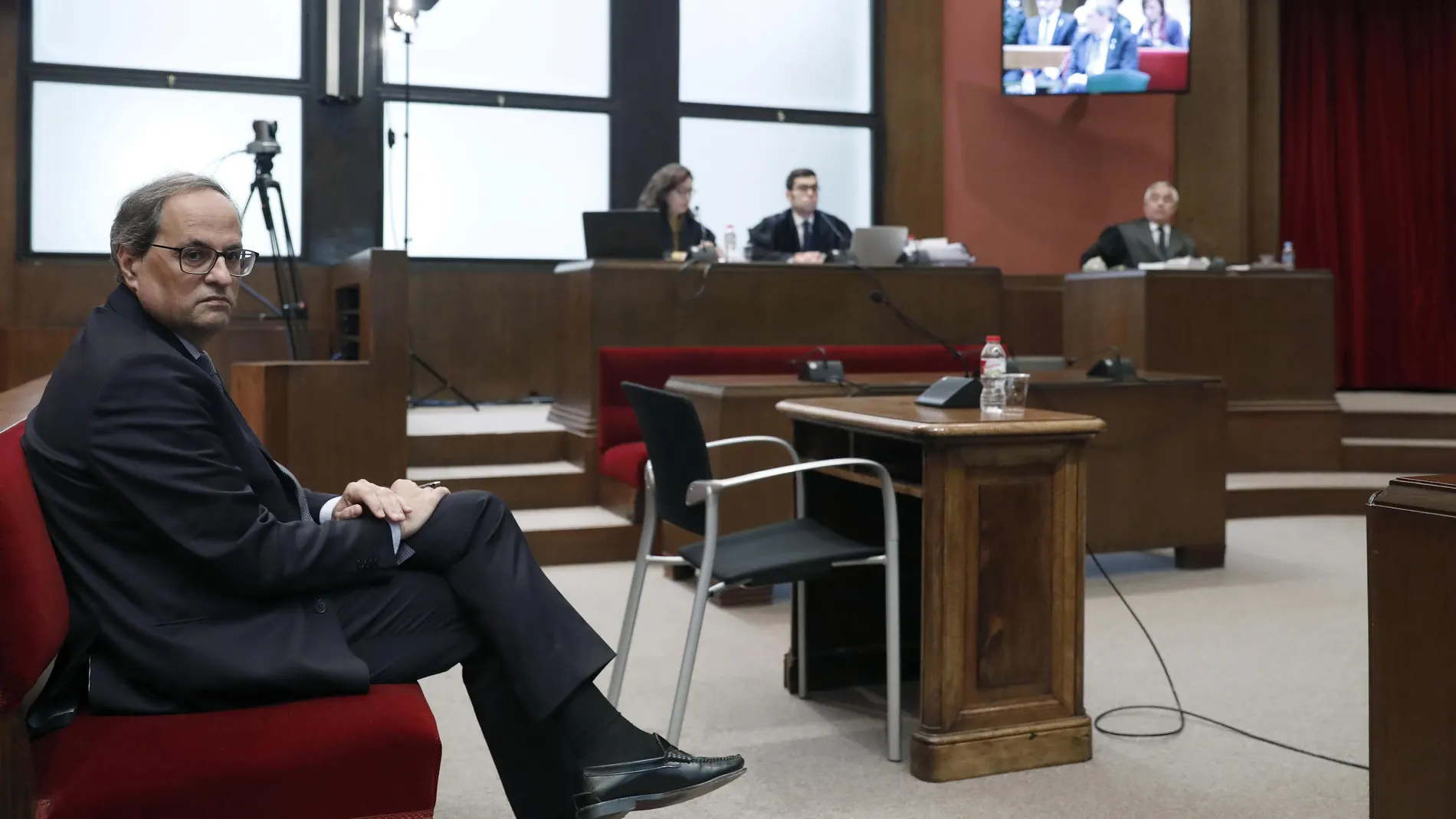 El presidente de la Generalitat, Quim Torra, en el Tribunal Superior de Justicia de Cataluña donde este lunes se le juzga por desobedecer la orden de la Junta Electoral de retirar los lazos de los edificios públicos en la campaña del 28A, un caso que puede costarle hasta dos años de inhabilitación. EFE/Andreu Dalmau POOL