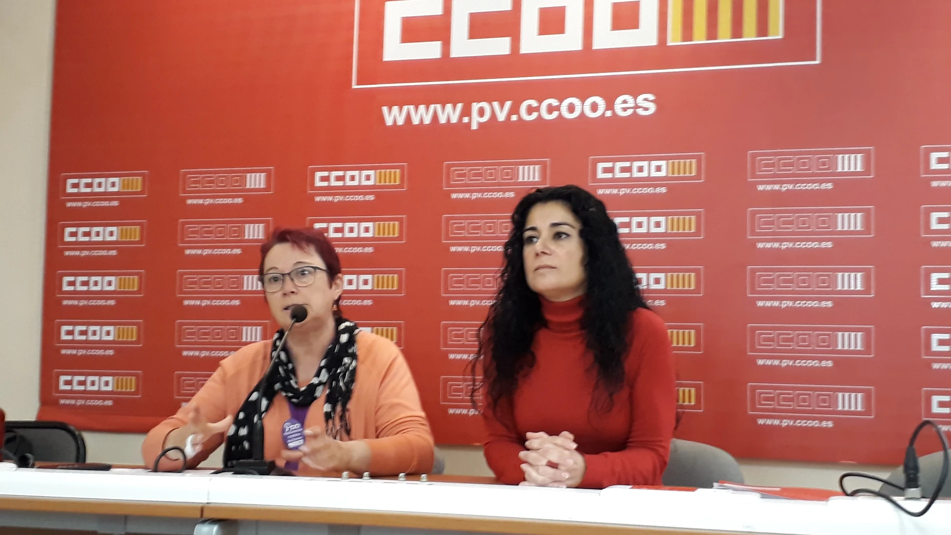Soledad Fernández y Ana Garcia de CCOO durante la rueda de prensa