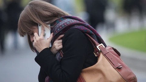 Una mujer habla a través de su móvilEduardo Parra / Europa Press18/11/2019