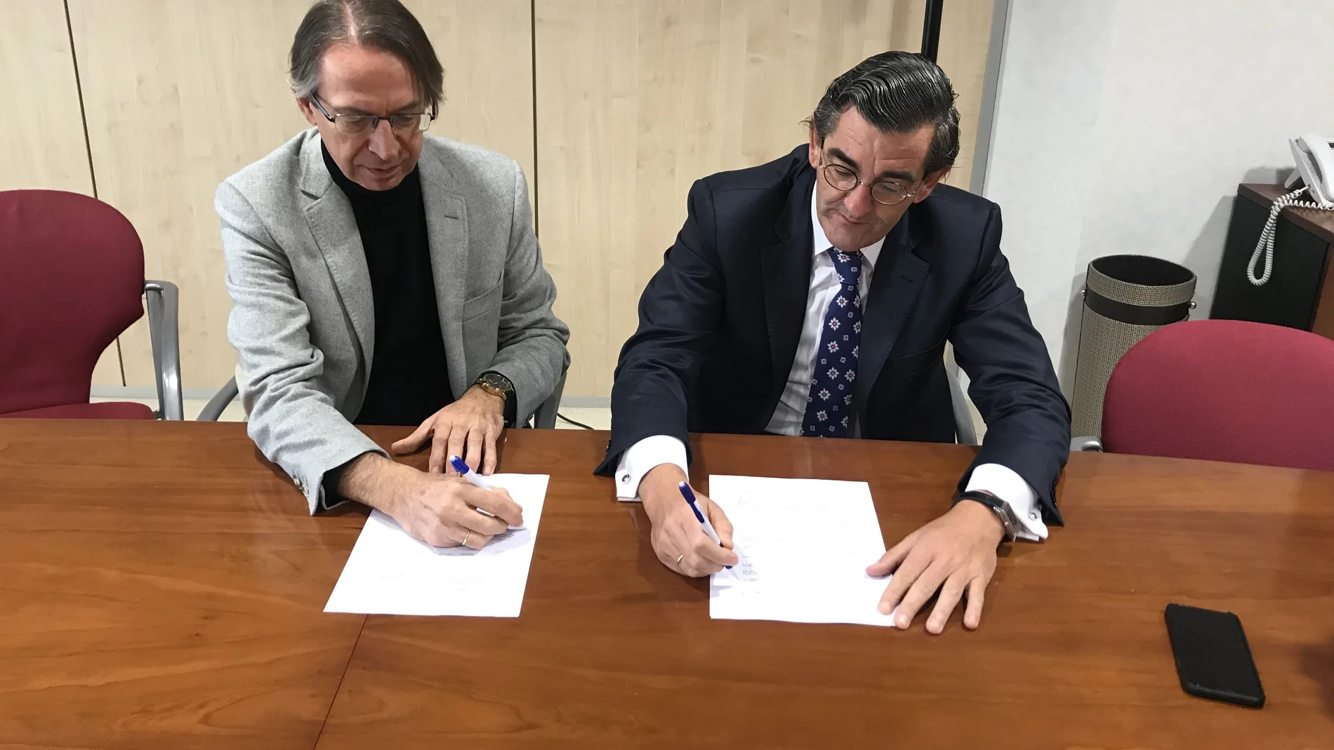 José Antonio Vera y Juan Abarca Cidón en el momento de rubricar el acuerdo