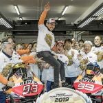 Marc Márquez levanta a Lorenzo en plena celebración dentro del box del Repsol Honda