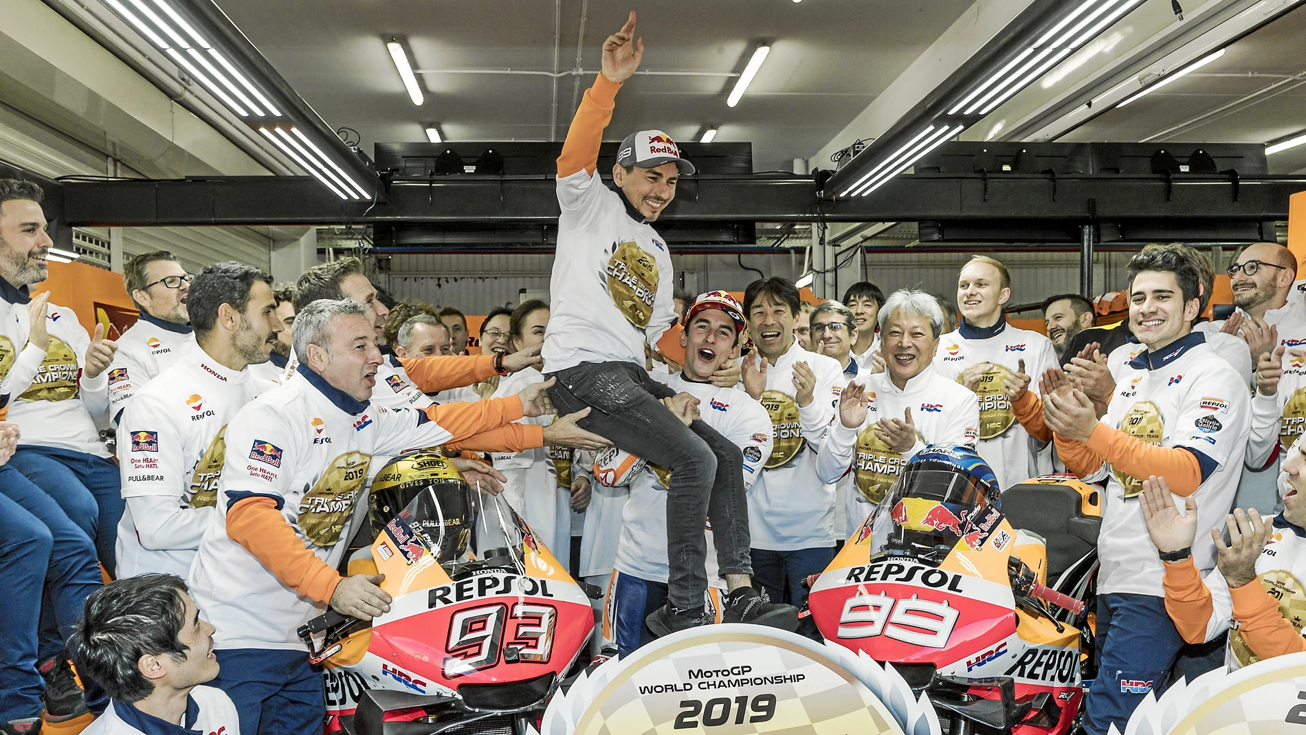 Marc Márquez levanta a Lorenzo en plena celebración dentro del box del Repsol Honda