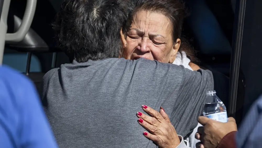 Familiares de las víctimas en la escena del tiroteo. (Chris Landsberger/The Oklahoman via AP)