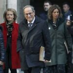 El presidente de la Generaliat, Quim Torra, acompañado por parte de su gobierno se dirige a la reunión semanal del ejecutivo catalán, celebrada un día después del juicio por el que podría ser inhabilitado por haber desobedecido a la Junta Electoral. EFE/ Andreu Dalmau
