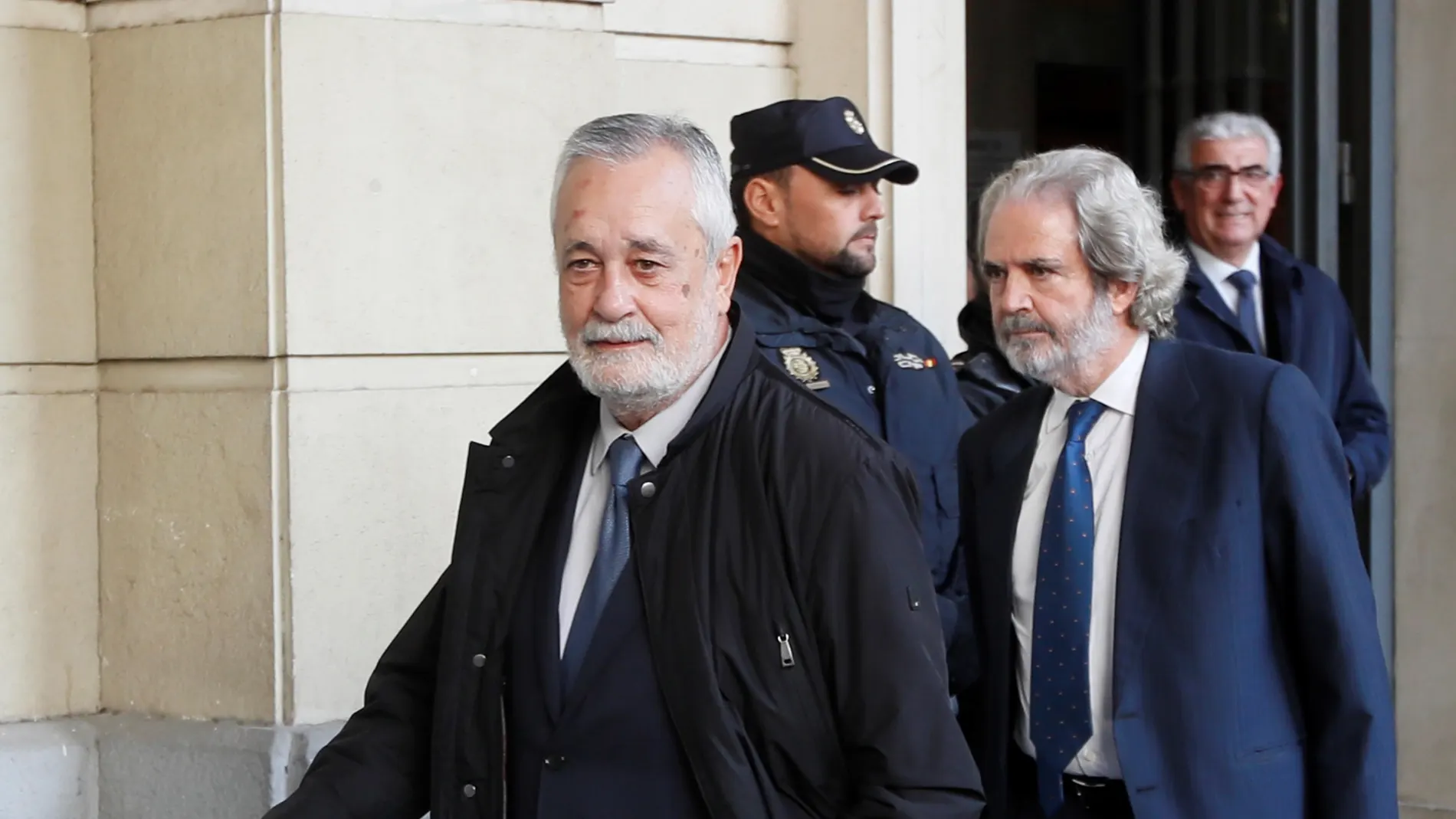 El ex presidente socialista andaluz José Antonio Griñán sale ayer de la Audiencia de Sevilla tras conocer su condena a seis años de prisión en el caso de los ERE