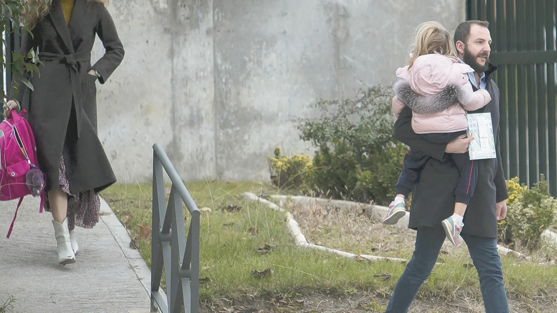 Blanca Cuesta y Borja Thyssen, con su hija en brazos, saliendo de su casa / Ep