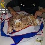 La Guardia Civil encuentra el dinero escondido en las maletas