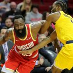 James Harden escapa de la defensa de T. J. Warren/Foto: Erik Williams/Reuters
