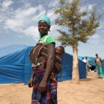 Una mujer con su bebé en un campo de Desplazados Internos en Pissila, Burkina Faso