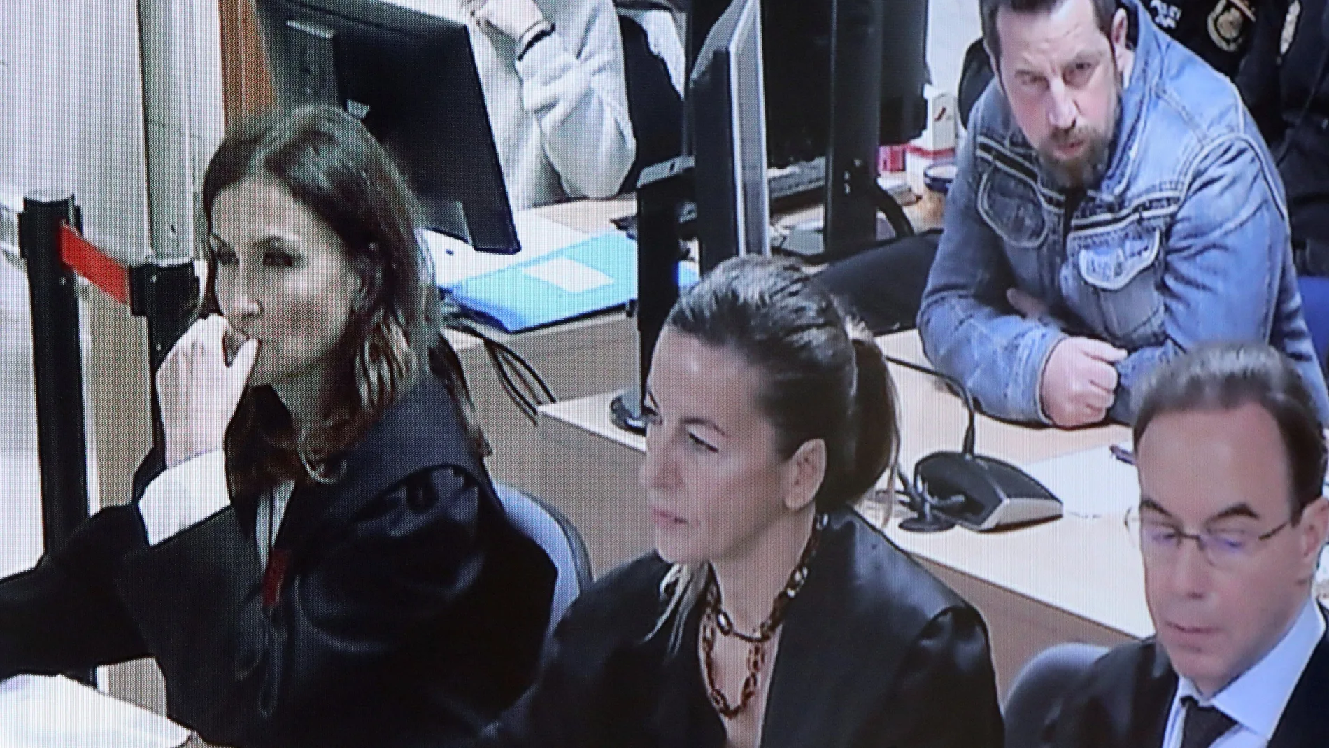 Fotografía del monitor de la sala de prensa de la Audiencia Provincial de A Coruña con José Enrique Abuin, alias "El Chicle", acusado por la muerte de Diana Quer, al inicio de la quinta jornada del juicio que se celebra en Santiago de compostela