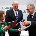 Ursula Nonnemacher (Los Verdes), el ministro principal Dietmar Woidke, y Michael Stuebgen (de la CDU) sellan la "coalición Kenia" en Brandeburgo