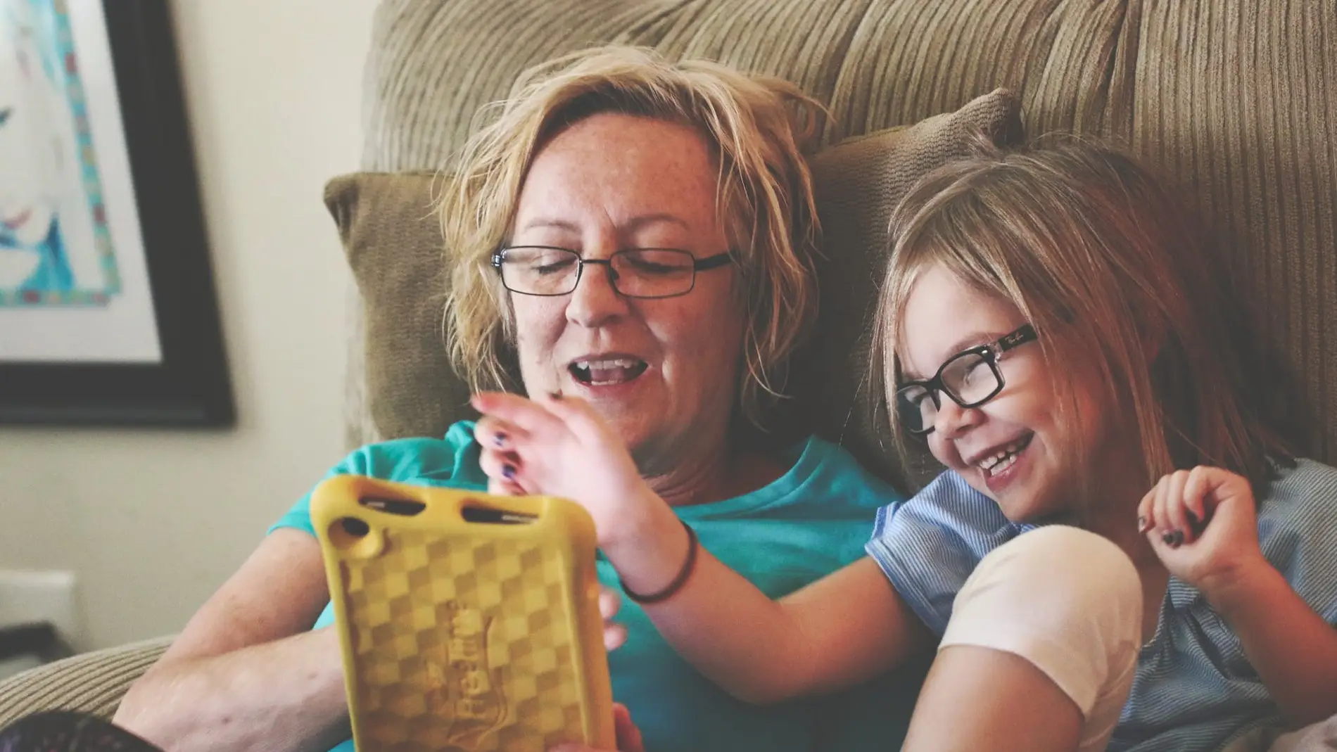 Imagen de archivo que muestra a una madre y a su hija utilizando una tableta